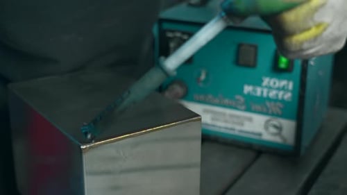 Trabajador poniendo una solución de protección contra la corrosión