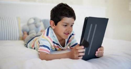 Lit, maison et garçon avec une tablette, une saisie ou une connexion pour les jeux en ligne ou un livre électronique avec réseau