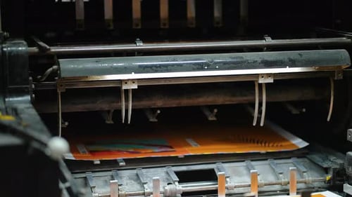 Offsetdruckmaschine, die in einer Druckerei arbeitet