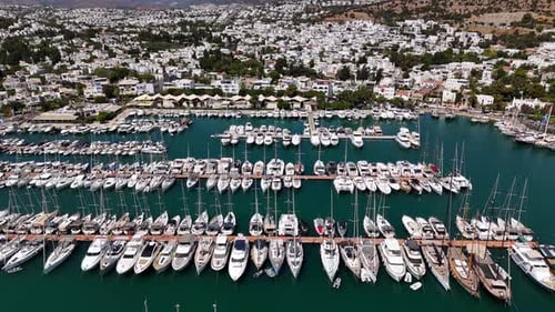 Bodrum Marina mit Jachten und weißen Häusern in der Türkei