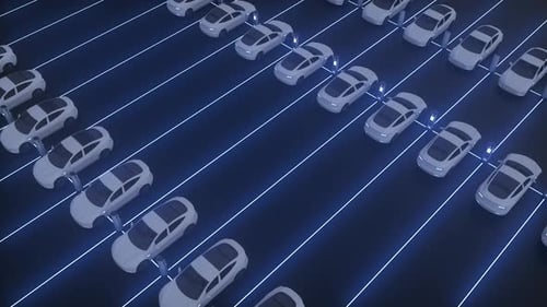 Eine Reihe von Autos, die an Elektroladestationen für Elektrofahrzeuge geparkt sind