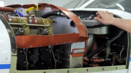 Einmotorige Propellerflugzeuge, die in einem geschlossenen Flugzeughangar geparkt sind interne Teile von Flugzeugen