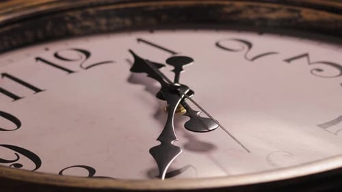 Statische Nahaufnahme eines antiken Ziffernblatts und eines tickenden Sekundenzeigers