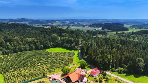 Spektakuläre Naturlandschaft an einem sonnigen Sommertag von der Drohne aus.