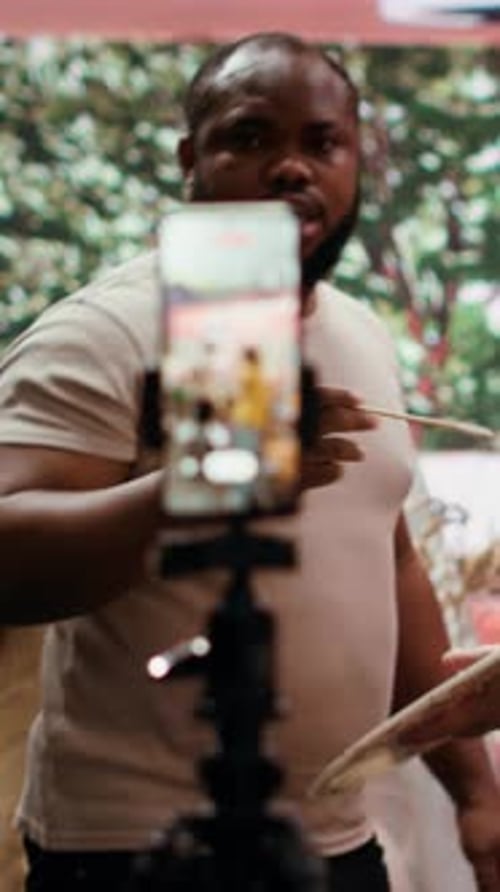 Artistas de Vídeo Verticales Grabando el Proceso Creativo de Pintar una Obra de Arte