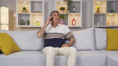 Der alte Mann, der schlechte Nachrichten am Telefon bekommen hat.