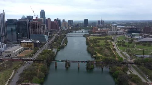 AERIAL: River in the middle of the city