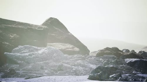 Schnee, Eis und Felsen in der nördlichen Landschaft