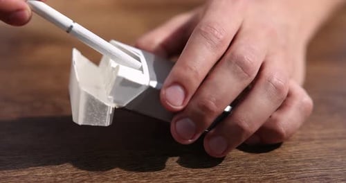 Mann mit Zigarettenschachtel am Holztisch, Nahaufnahme