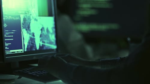 Das Hacker-Team arbeitet nachts. Schnelles Eingeben von Code.