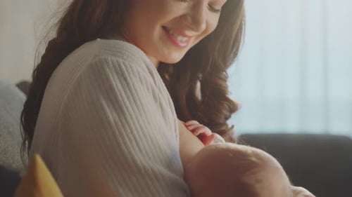 Primer plano de una madre feliz que amamanta