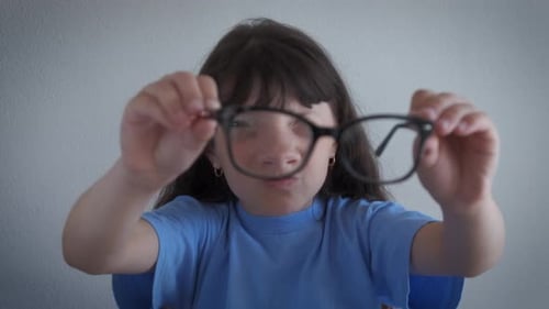Portez des lunettes pour enfant pendant le temps de vision