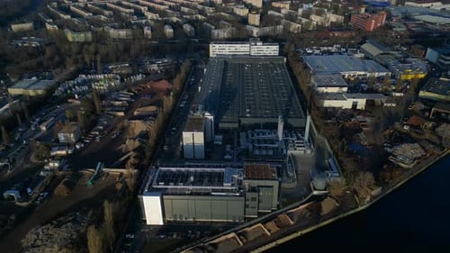 Computação em nuvem para grandes centros de dados de telecomunicações. Impressionante drone com vista aérea