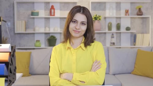 Portrait d'une jeune entrepreneuse ou femme d'affaires travaillant à domicile.