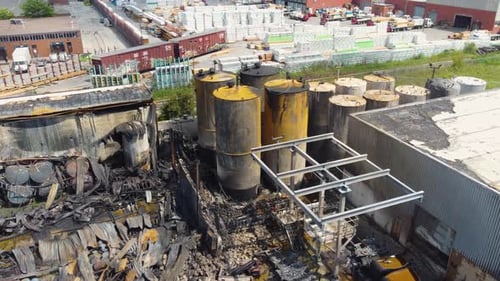 Luftbild der Folgen eines Großbrandes in einer petrochemischen Anlage, katastrophaler Schaden