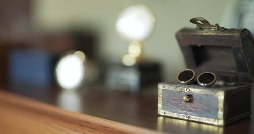 Appareil photo ancien sur une table en bois dans une lumière douce et chaude
