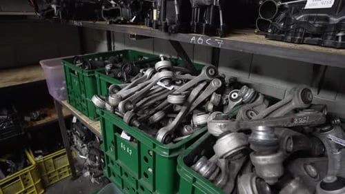 Repuestos metálicos para automóviles en un almacén Concepto de almacén de piezas de repuesto