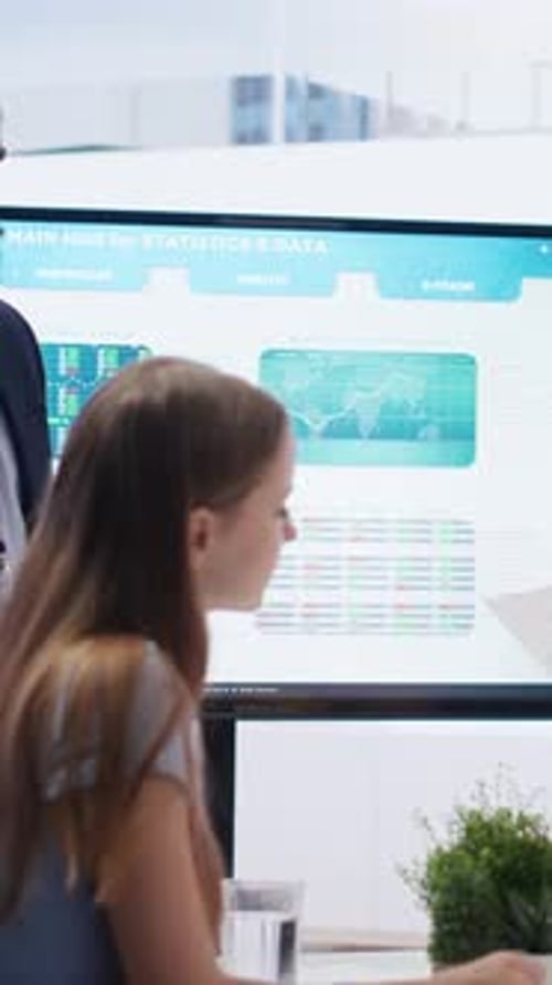 Vertical Video Agent Teaching Parent and Daughter How to Invest Offering Statistical Graphs