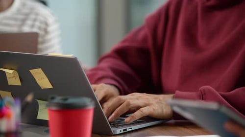 Nachdenklich denkender arabischer informeller Geschäftsmann, indischer männlicher Arbeiter, Startup-Gründer, arbeitet mit