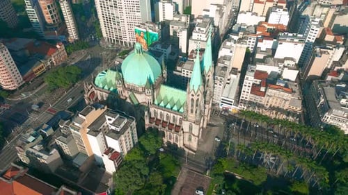 Vista aérea del área metropolitana de São Paulo que muestra la icónica arquitectura catedralicia y urbana