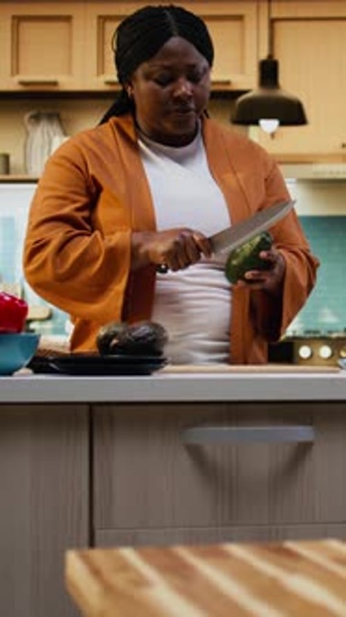Gros plan d'un vlogger culinaire étalant de la crème au beurre sur une tranche de pain grillé