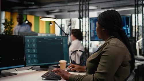 Программист решает задачи с помощью чат-бота AI LLM, отвечающего на запросы