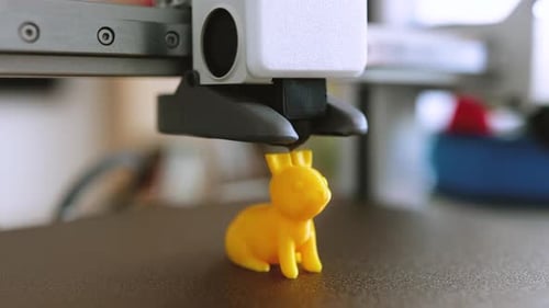 3D-Drucker, der gelbes Spielzeug herstellt