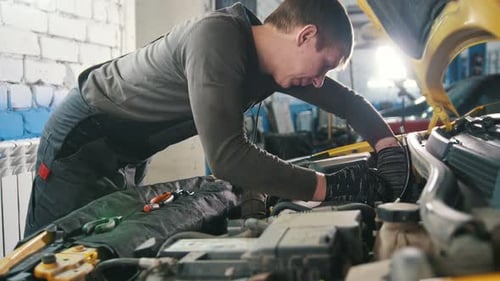 Mécanicien en réparation automobile, diagnostic du service dans le compartiment moteur