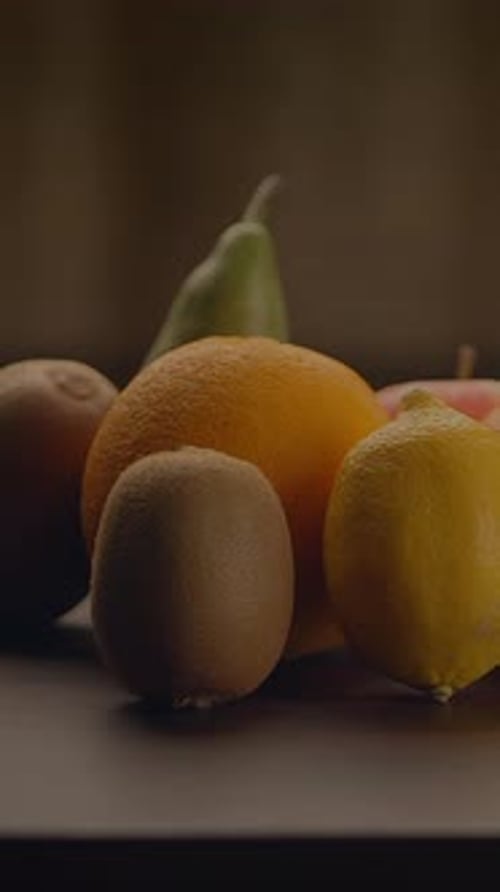 Ein lebendiges und schönes Arrangement verschiedener frischer Früchte auf einer Holzoberfläche