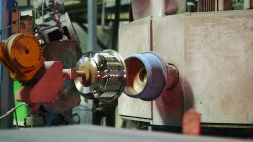 Roboterarme werden in der Fabrik zur Herstellung von Stahltöpfen verwendet. Herstellung, Produktion, Technologiekonzept