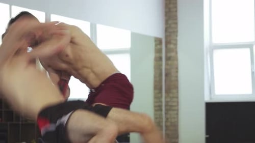 Dynamischer MMA-Kämpfer, der gekonnt einem Triangle Choke entkommt