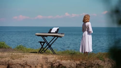 Paisaje panorámico primavera-verano con río azul y sintetizador de piano en la playa y descalzo