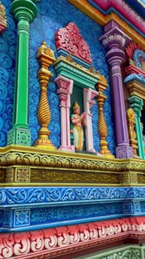 Intérieur coloré d'un temple hindou dans les grottes de Batu à Kuala Lumpur, en Malaisie