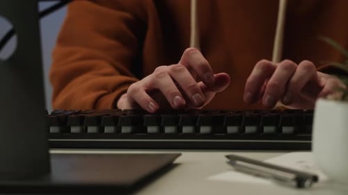 Mann benutzt Computer im Büro