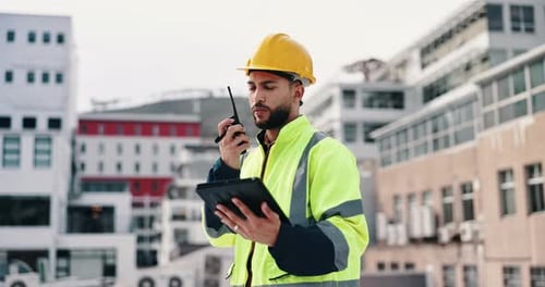Mann, Funk und Bauaufsicht auf der Baustelle mit Tablet, Kontakt