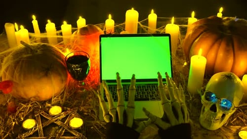 Manos huesudas escribiendo en el teclado del portátil con Chromakey en la publicación de la pantalla, feed de redes sociales
