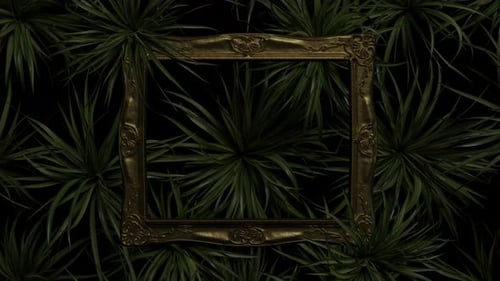 Marco de fotos vintage dorado cubierto de plantas de araña desde arriba