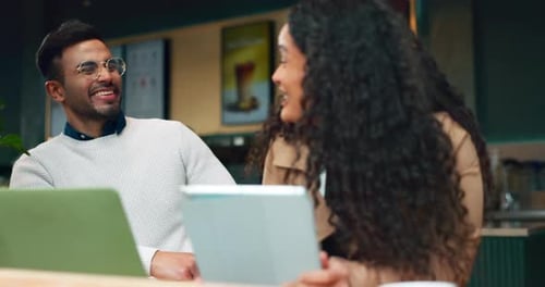 Café-Feier, Laptop und glückliche Leute, High-Five für Leistung, Projektentwicklung