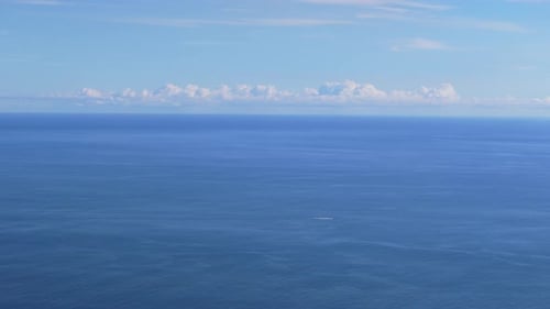 Luftaufnahme eines winzigen Bootes im riesigen und leeren Atlantik
