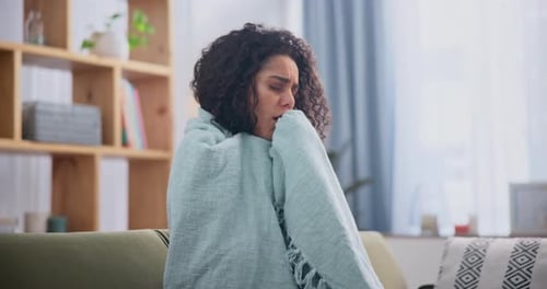À la maison, malade et toux avec une femme, couverture et problèmes respiratoires des poumons dans un salon