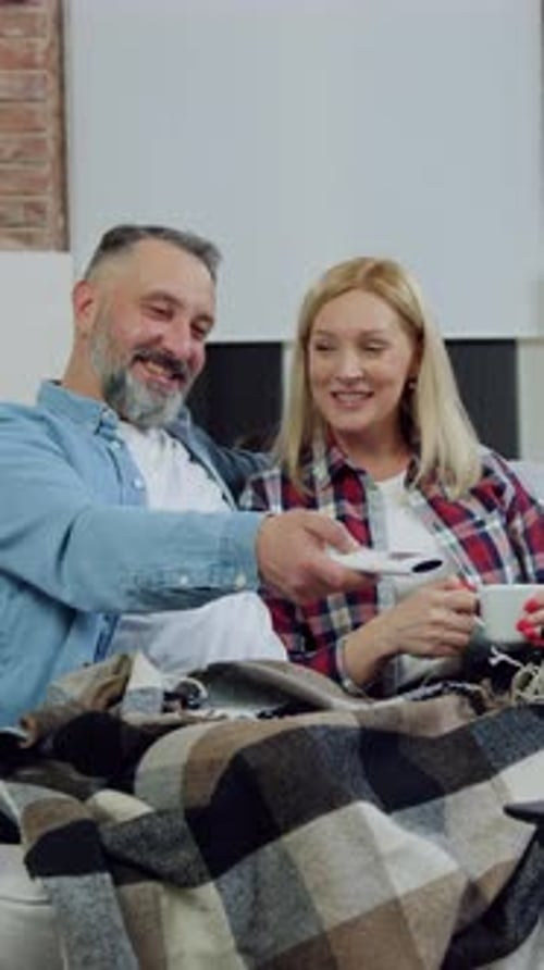 Adorável casal Positive Happy in Good Mood, dos anos 40 e 50, de mulher loira e homem barbudo sentados em um sofá aconchegante