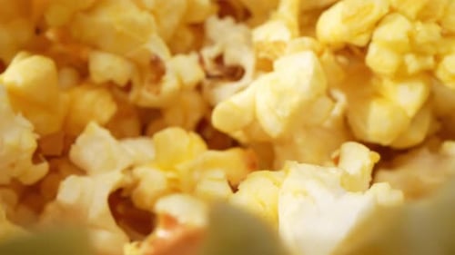 Popcorn auf dem Boden im Makrovideo