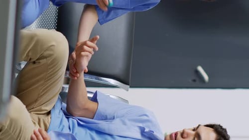 Vertikales Video: Krankenschwester misst den Insulinspiegel