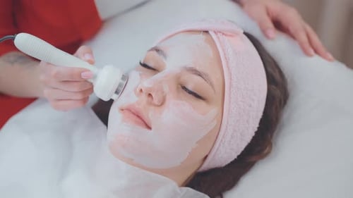 Frau im Mikrostrom-Facelifting-Therapieverfahren in der Kosmetologie-Klinik