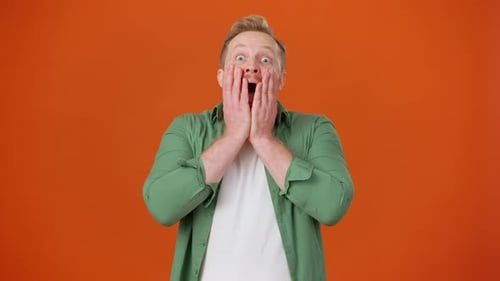 Un gars excité se réjouit de la bonne nouvelle : se calmer pour penser sainement