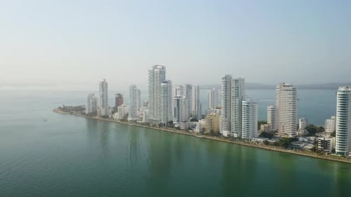 Hyperlapse aus der Luft über Cartagena, Kolumbien. Der modernen Skyline entgegen fliegen