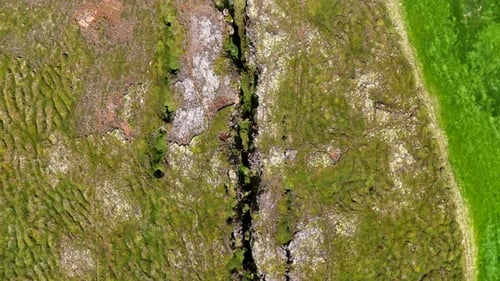 Luftaufnahme des nördlichen Kontinentalrisses von Norðurland mit rauer Geologie, Plattenrissen,