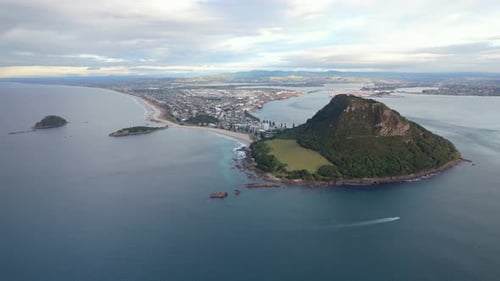 La montagne emblématique du mont Maunganui et l'île de Moturiki près de Tauranga, dans la baie d'Abondance dans l'île du Nord,