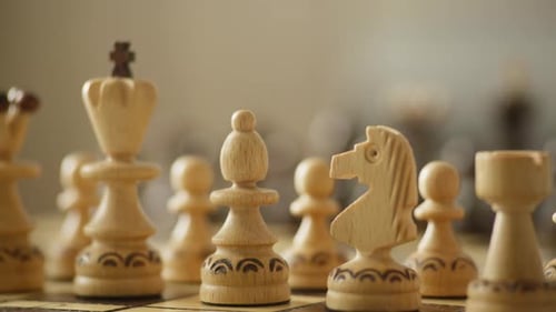 Nahaufnahme leichter Schachfiguren aus Holz auf einem Schachbrett