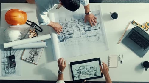 Zeitraffer eines Ingenieurs, der gemeinsam an der Planung des Gebäudeentwurfs arbeitet. Ernährung.